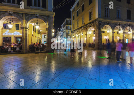 Corfù, Grecia - Luglio 12, 2011: La vita notturna di Liston, il viale principale della città di Corfu Foto Stock