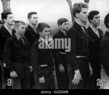 SIE KÜSSTEN UND SIE SCHLUGEN IHN / Les Quatre cents coups Frankreich 1958/59 / Francois Truffaut Nachdem der 13jährige Antoine bei Diebstählen überrascht wurde, lehnen die Eltern jede Verantwortung ab und stecken ihn in eine Erziehungsanstalt. Szene mit JEAN-PIERRE LEAUD, 4.v.links Regie: Francois Truffaut aka. Les Quatre cents coups Foto Stock