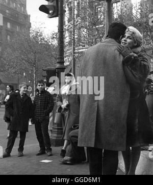 SIE KÜSSTEN UND SIE SCHLUGEN IHN / Les Quatre cents coups Frankreich 1958/59 / Francois Truffaut Von seinem Freund Rene (PATRICK AFFRAY) läßt sich Antoine (JEAN-PIERRE LEAUD) zum Schwänzen der Schule überreden. Die beiden streifen durch Paris und entdecken Antoines Mutter (CLAIRE MAURIER). Regie: Francois Truffaut aka. Les Quatre cents coups Foto Stock