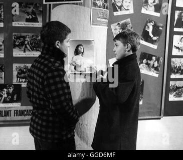 SIE KüSSTEN UND SIE SCHLUGEN IHN / Les Quatre cents coups Frankreich 1958/59 / Francois Truffaut Antoine (JEAN-PIERRE LEAUD) lässt sich von seinem Freund Rene (PATRICK AUFFRAY) zum Schwänzen der Schule überreden. Die beiden streifen durch die Stadt und verbringen den Tag Kino im. Regie: Francois Truffaut aka. Les Quatre cents coups Foto Stock