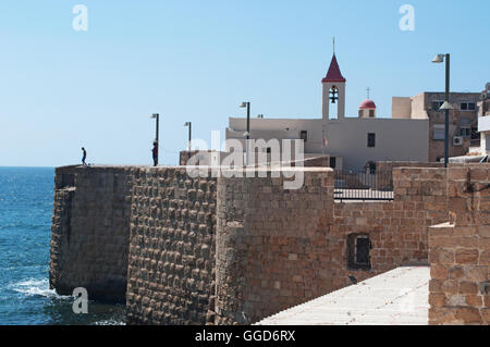 Israele: il mare di acro pareti originali mura costruite da Zahir al Umar, il righello araba del nord della Palestina nel XVIII secolo e la chiesa di San Giovanni Foto Stock