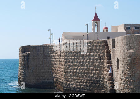 Israele: il mare di acro pareti originali mura costruite da Zahir al Umar, il righello araba del nord della Palestina nel XVIII secolo e la chiesa di San Giovanni Foto Stock