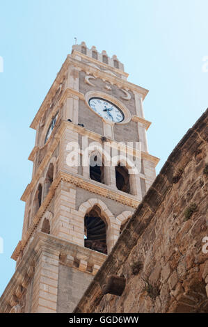 Acre, Medio Oriente: la torre dell orologio di Khan al Umdan, il Caravanserai dei pilastri o la Locanda delle colonne, il più grande caravanserai in Israele Foto Stock