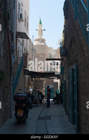 Israele e Medio Oriente: le strade di acro con il minareto di al Jazzar moschea, la Moschea Bianca dentro la città vecchia della cittadella dei crociati Foto Stock