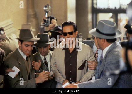 BUGSY Bugsy / STATI UNITI D'AMERICA 1991 / Barry Levinson Warren Beatty (Mitte) spielt die Titelrolle des legendären gangster Benjamin "" Bugsy Siegel, der das Spielerparadies in Las Vegas aufbaut. Regie: Barry Levinson aka. Bugsy Foto Stock