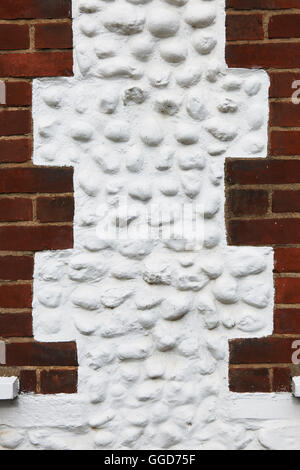 Primo piano di una parete di ciottoli dipinta di bianco all'interno Muro di mattoni a Norfolk Foto Stock