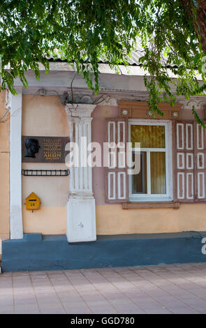 Orenburg,Russia - Giugno 23, 2016. Targa commemorativa sulla casa di Orenburg, dove sono nati Berg Aksel Ivanovich. Lo scienziato sovietico Foto Stock