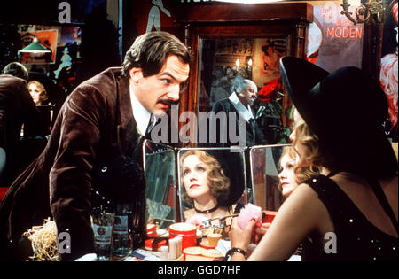 MARLENE / Deutschland 2000 / Joseph Vilsmaier direttore cinematografico Josef von Sternberg (HANS-WERNER MEYER) und Marlene (KATJA FLINT) bei den Proben zu 'Der Blaue Engel'. Regie: Joseph Vilsmaier Foto Stock