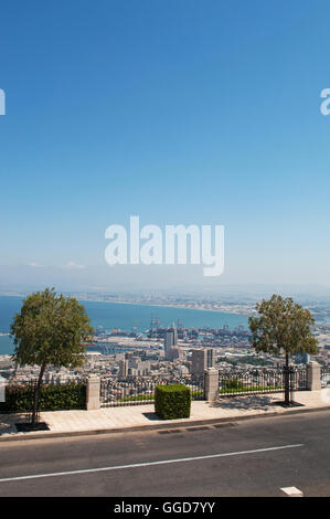 Medio Oriente: vista panoramica di Haifa, la capitale di Israele di convivenza tra ebrei e arabi, visto dal Monte Carmelo Foto Stock