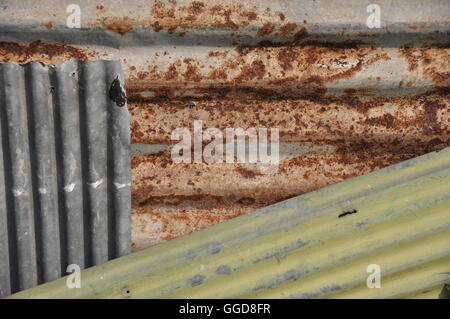 Tre diversi tipi e colori di metallo di foglio visualizzando angoli casuale e linee. Foto Stock