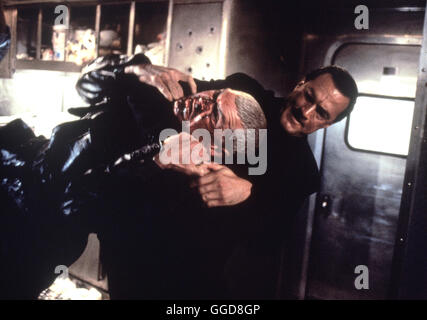 ALARMSTUFE: Rot 2 / sotto assedio 2: Dark Territory USA 1995 / Geoff Murphy Casey Ryback (Steven Seagal), ein Marineoffizier und Anti-Terror-Spezialist, nimmt den Kampf gegen einen übermächtigen Gegner auf. Foto: Penn (EVERETT MC GILL) Regie: Geoff Murphy aka. Sotto assedio 2: Dark Territory Foto Stock