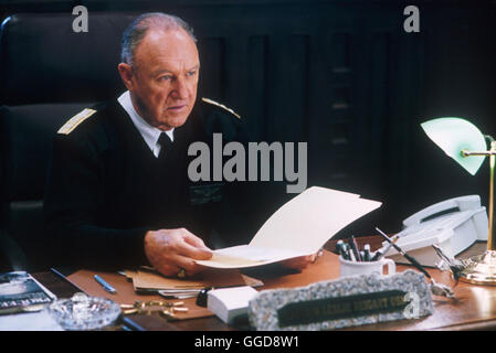 IM FADENKREUZ - ALLEIN GEGEN ALLE / dietro le linee nemiche USA 2001 / John Moore "Wir kämpfen nicht, wir beobachten nur' ist die ideare des Admirals Reigart (Gene Hackman). Doch der Kampfpilot Chris Burnett sarà, mehr als nur das capitolo Gebiet zu erkunden. Als er un einem Weihnachtstag über bosnischem capitolo Gebiet fliegt, geraten er und ein anderer hinter pilota die feindlichen Linien und werden abgeschossen. Owen überlebt und versucht aus dem Feindesgebiet zu fliehen. Da Burnett durch eigenes Verschulden hinter die Linien geraten ist, wird Ammiraglio Reigart unter Druck gesetzt: Soll er den Soldaten retten und Foto Stock