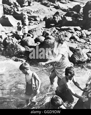 STROMBOLI / Stromboli, terra di Dio Italien/STATI UNITI D'AMERICA 1949 / Roberto Rossellini Ein Flüchtlingsmädchen aus Litauen sucht Geborgenheit in der Ehe Mit einem Fischer auf der Vulkan-Insel Stromboli. Szene mit INGRID BERGMAN (Karin Björsen) und Kindern. Regie: Roberto Rossellini aka. Stromboli, terra di Dio Foto Stock