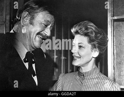 DER SHOOTIST / Il Shootist USA 1976 / Don Siegel Szene mit John Wayne (J.B. Libri) und Lauren Bacall (legame Rogers) Regie: Don Siegel aka. Il Shootist Foto Stock