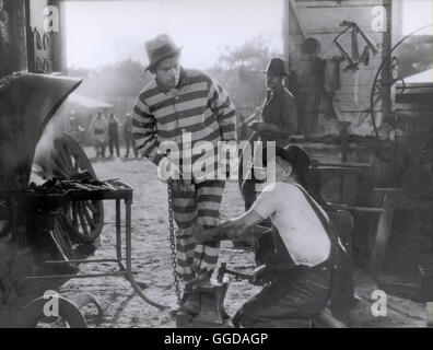 JAGD AUF JAMES A.... / Io sono un fuggiasco da una catena pista USA 1932 / Mervyn Leroy Bild: PAUL MUNI (James Allen), li. Regie: Mervyn Leroy aka. Io sono un fuggiasco da una catena pista Foto Stock