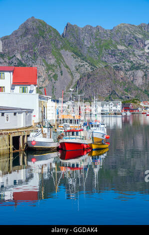 Henningsvaer villaggio di pescatori delle isole Lofoten, Arctic Norvegia Foto Stock