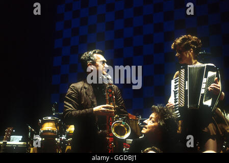 VIEL Passiert - Der Bap Film / D 2001 / Wim Wenders Wim Wenders und WOLFGANG NIEDECKEN haben eine Kollage aus seltenen Archivbildern, aktuellen Konzertaufnahmen, Texten und Kommentaren von Niedecken und Gastauftritten von Wolf Biermann, MARIE BÄUMER, Joachim Krol und der Band ira 77 zusammengestellt. Daraus ist ein faszinierendes ritratto banda der BAP entstanden, die 25 Seit Jahren an der Spitze deutscher Rockbands stehen... Regie: Wim Wenders Foto Stock