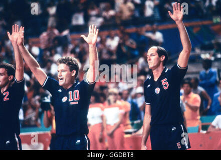 Stati Uniti d'America #10 Chris Marlowe, #5 ricca Duwelius, uomini 1984 Olympic squadra di pallavolo Foto Stock