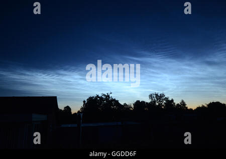 Noctilucent clouds visto dalla Danimarca in luglio. Queste nubi sono in una quota molto alta e sono illuminate dal sole di notte Foto Stock