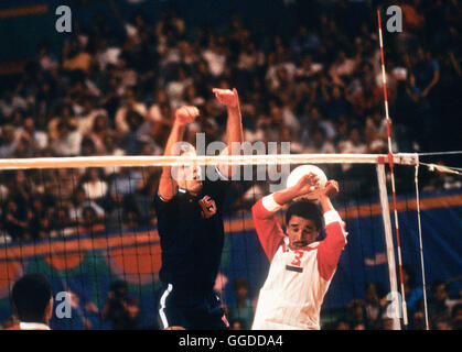 Stati Uniti d'America #15 Karch Kiraly in azione durante il match in Long Beach Arena, uomini 1984 Olympic squadra di pallavolo Foto Stock