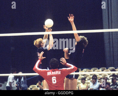 Stati Uniti d'America uomini 1984 Olympic squadra di pallavolo in azione a Long Beach Arena, Long Beach, CA Foto Stock