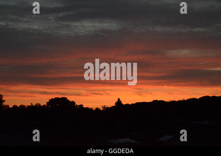 Una tempesta di alleggerimento proviene da sud-ovest, mentre il sunrise proviene da est. Insieme creano un insieme colorful. Foto Stock