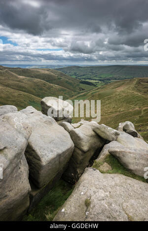 Drammatiche forme rocciose sulla torre Crowden, Kinder Scout, guardando in giù per la valle di Edale, Derbyshire. Foto Stock