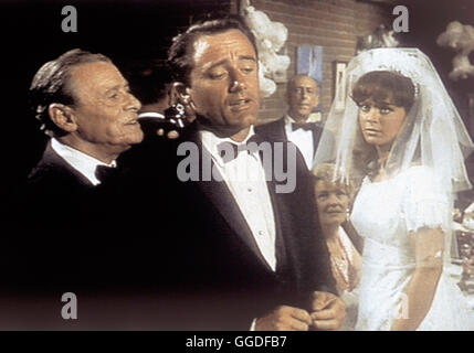 DER MANN IM GRÜNEN HUT / Spy nel cappello verde USA 1966 / Giuseppe Sarget Szene mit: LETITIA romana, ROBERT VAUGHN, EDUARDO CIANELLI. Regie: Giuseppe Sarget aka. La spia nel cappello verde Foto Stock