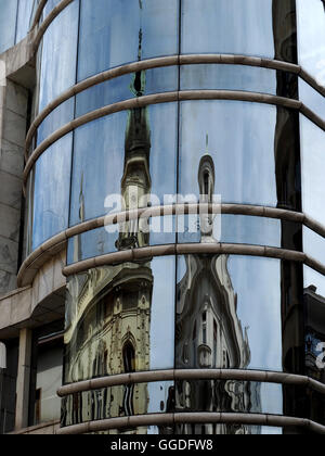 Le riflessioni di edifici vicini distorta in vetro curvo frontage in Belgrade Serbia Foto Stock