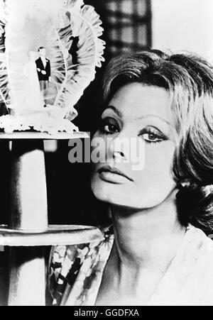 DIE FRAU DES PRIESTERS / La moglie del prete / La Femme du Pretre Italien/Frankreich 1970 / Dino Risi SOPHIA LOREN als Valeria Regie: Dino Risi aka. La moglie del prete / La Femme du Pretre Foto Stock