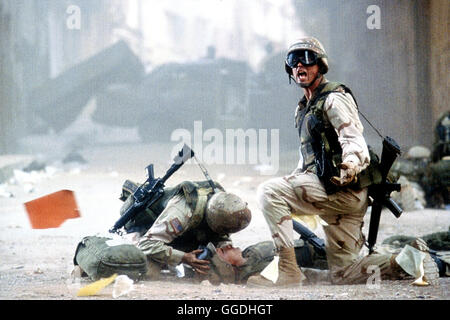 BLACK Hawk Down - KEIN MANN BLEIBT ZURÜCK / Black Hawk Down USA 2001 / Ridley Scott 1993 entsendet die ONU Friedenstruppen nach Somalia um die Hilfsgütertransporte zu sichern. Doch der brutale Warlord Mohamed Farrah Aidid läßt sich von den ONU-Truppen nicht abschrecken. Deshalb sollen amerikanische Elitesoldaten Aidid und dessen Offiziere in Mogadischu festnehmen und zu einer US-Base bringen. Eine Gruppe von US-Rangern soll den Soldaten Rückendeckung geben. Während sich die Ranger aus den Black-Hawk-Hubschraubern abseilen, gerät der vermeintliche Routineeinsatz ausser Kontrolle: Zwei Foto Stock