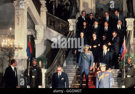 Shah dell'Iran i suoi funerali di stato il Cairo Egitto. Mohammad Reza Pahlavi, conosciuto anche come Mohammad Reza Shah. La vedova e la famiglia dello Shah e il presidente Sadat davanti (a sinistra) e il figlio dello Shah Reza Pahlavi 1980. La menzogna in Stato al Palazzo Abdin. HOMER SYKES Foto Stock