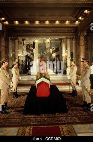 Shah dell'Iran i suoi funerali di stato il Cairo Egitto. Le guardie si ergono sopra la bara presso il Liding in state al Palazzo Abdin.1980 OMERO SYKES Foto Stock