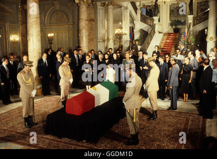 Scià dell'Iran il suo funerale di stato al Cairo in Egitto. Mohammad Reza Pahlavi, noto anche come Mohammad Reza Shah. Lo Shah, la vedova e la famiglia e Presidente Sadat 1980. La giacente in stato presso il Palazzo Abdin. HOMER SYKES Foto Stock