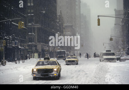New York City 1979 neve cattivo tempo USA Manhattan 1970S.. Forte caduta di neve, taxi gialli che guidano attraverso strade innevate HOMER SYKES Foto Stock