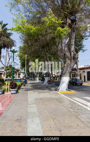 Barranco, Lima - 10 Maggio : strada laterale vista della piazza principale nel Barranco del distretto di Lima, Perù. 10 maggio 2016 Barranco, Lima Foto Stock