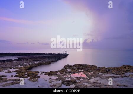 Una lunga esposizione fotografia di rockpools esterno albero uva ville, Seven Mile Beach, Grand Cayman, Isole Cayman, Isole dei Caraibi. Foto Stock