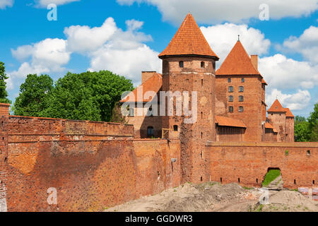 La parete e torri in parco inferiore del castello di Malbork in primavera. Polonia Foto Stock