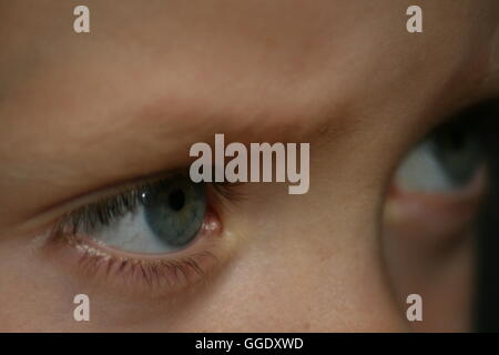 Close up bambino occhi blu Foto Stock