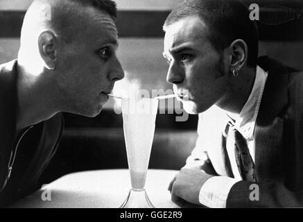 TRAINSPOTTING - NEUE HELDEN / Trainspotting GB 1995 / Danny Boyle Mark Renton hört Iggy Pop und ist wie sein heroinabhängig idolo. Contrassegnare lebt in Edinburgh in einer WG zusammen mit Spud. Tommy, ist zwar auf seine Gesundheit bedacht, verfällt aber trotzdem bald der Droge. Ragazzo malato penibel achtet auf sein Äußeres, neben eroina sind James-Bond-Filme seine eigentliche Sucht... EWAN McGREGOR - Mark Renton, Ewen Bremner - Spud Regie: Danny Boyle aka. Trainspotting Foto Stock