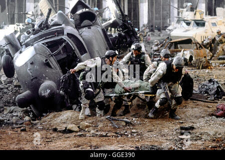 BLACK Hawk Down - KEIN MANN BLEIBT ZURÜCK / Black Hawk Down USA 2001 / Ridley Scott 1993 entsendet die ONU Friedenstruppen nach Somalia um die Hilfsgütertransporte zu sichern. Doch der brutale Warlord Mohamed Farrah Aidid läßt sich von den ONU-Truppen nicht abschrecken. Deshalb sollen amerikanische Elitesoldaten Aidid und dessen Offiziere in Mogadischu festnehmen und zu einer US-Base bringen. Eine Gruppe von US-Rangern soll den Soldaten Rückendeckung geben. Während sich die Ranger aus den Black-Hawk-Hubschraubern abseilen, gerät der vermeintliche Routineeinsatz ausser Kontrolle: Zwei Foto Stock