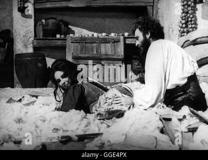 DER WIDERSPENSTIGEN ZÄHMUNG / La bisbetica domata / La bisbetica domata Italien / USA 1967 / Franco Zeffirelli Literaturverfilmung nach William Shakespeare. Bild: Elizabeth Taylor als Katharina, Richard Burton als Petruchio, in einer Szene aus 'Der Widerspenstigen Zähmung', 1967. / Regie: Franco Zeffirelli aka. La bisbetica domata / La bisbetica domata Foto Stock