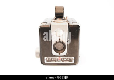 Un vintage brownie hawkeye fotocamera su uno sfondo bianco. Foto Stock