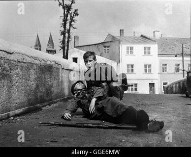 DIE BRÜCKE / Deutschland 1959 / Bernhard Wicki Sinnloser Kampf: MICHAEL HINZ (Forst, Mit einem toten Jungen), im Kriegsfilm: 'Die Brücke", 1959. Regie: Bernhard Wicki Foto Stock