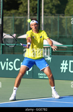 Kiev, Ucraina - 15 luglio 2016: Sergiy STAKHOVSKY dell'Ucraina in azione durante la BNP Paribas Davis Cup Europa/Africa Zona Gruppo I compressori GA Foto Stock