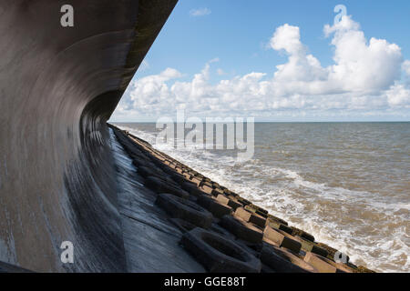 Le difese del mare sulla costa a Blackpool Foto Stock