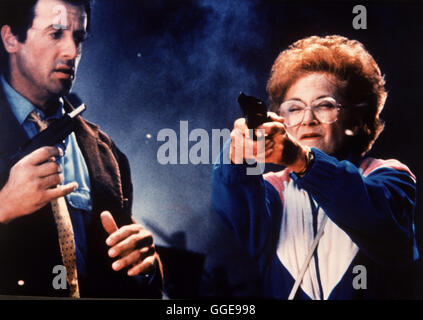 STOP! ODER MEINE MAMI SCHIEßT / Stop! O la mia mamma sparare USA 1992 / Roger Spottiswoode Szene mit Silvester Stallone (Joe Bomowski) und ESTELLE GETTY (Tutti Bomowski). Regie: Roger Spottiswoode aka. Stop! O la mia mamma Shoot Foto Stock