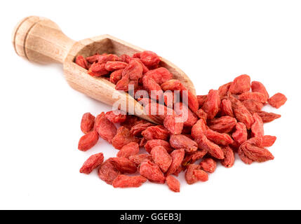 Il cucchiaio di legno con secchi goji berry. Bacche di Goji isolato su bianco. Foto Stock