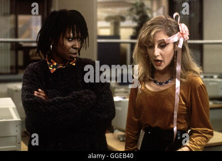 JUMPIN' JACK FLASH / Jumpin' Jack Flash USA 1986 / il Marshall del penny Szene mit Whoopi Goldberg (Terry Doolittle) und CAROL KANE (Cynthia), in 'Jumpin' Jack Flash', 1986. Regie: il Marshall del penny aka. Jumpin' Jack Flash Foto Stock