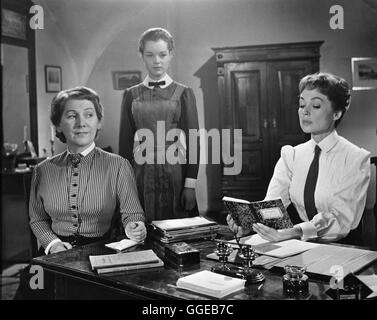 MÄDCHEN IN UNIFORME / Deutschl./Frankreich 1958 / Geza von Radvaanyi BLANDINE EBINGER (Fräulein von Racket), Romy Schneider (Manuela von Meinhardis), LILLI PALMER (Fräulein von Bernburg) Regie: Geza von Radvanyi Foto Stock